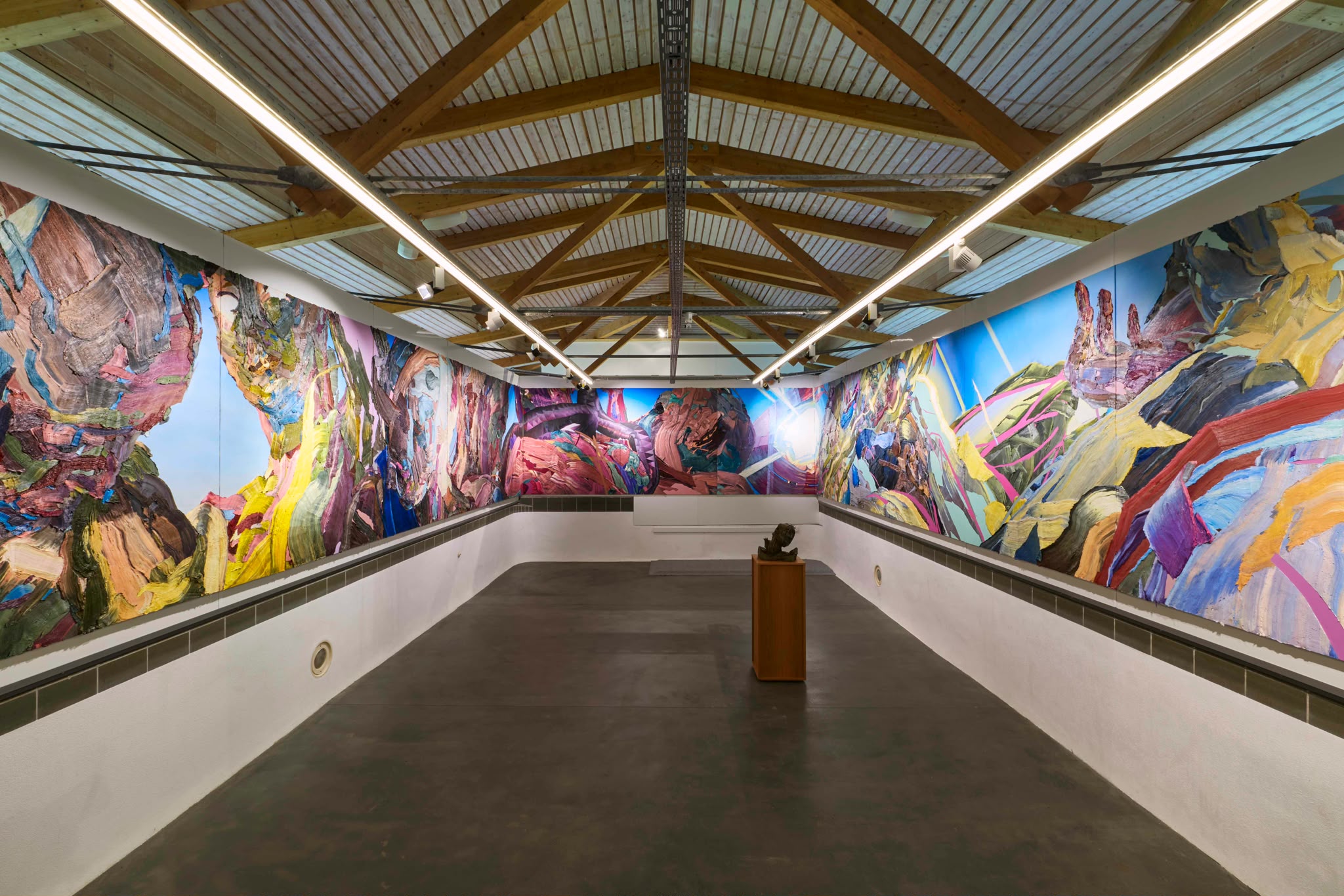 The 32-metre oil frieze lining the historic Poolhaus Blankenese, seen with the naked eye.